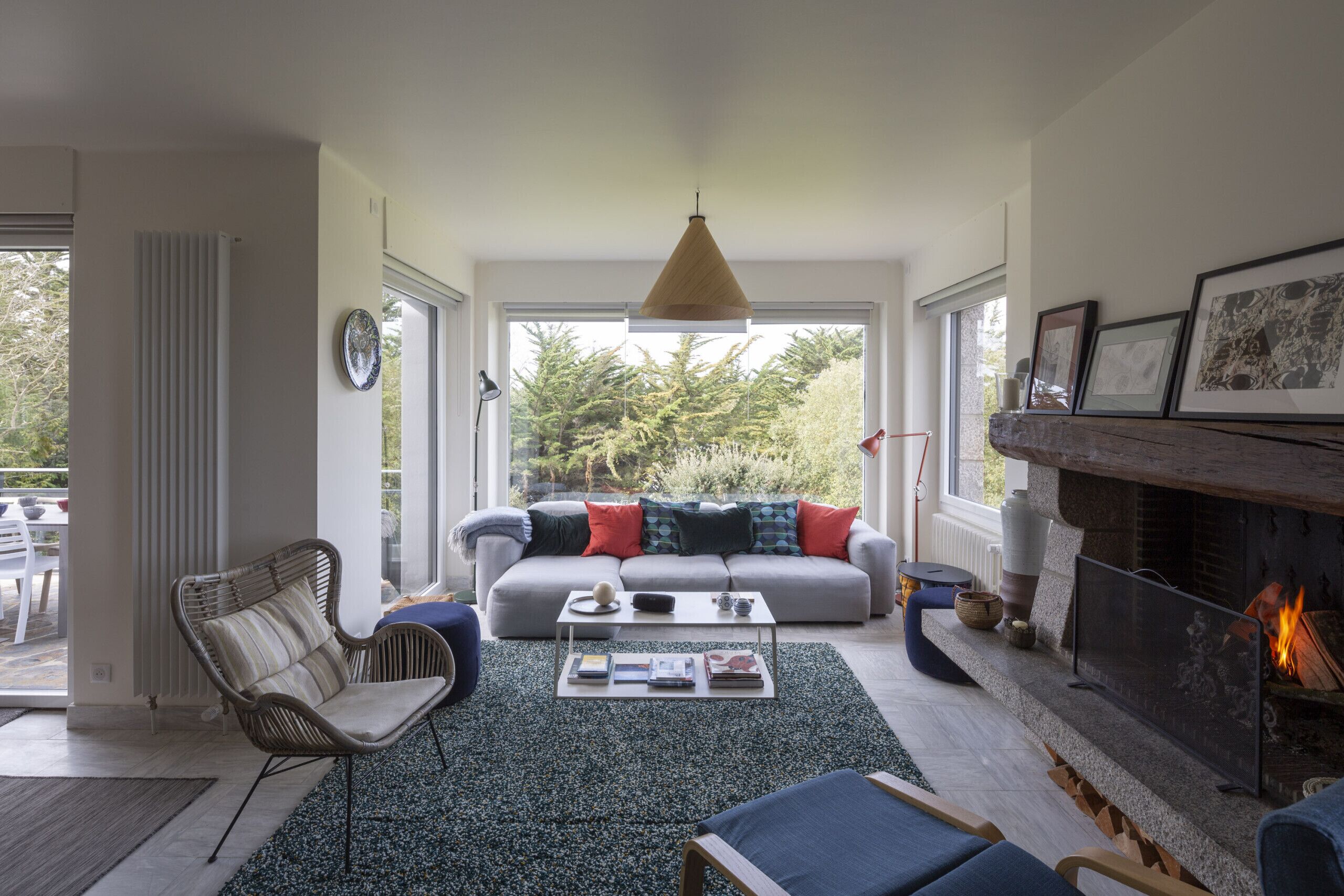 Télévision, cheminée, lecteur de DVD