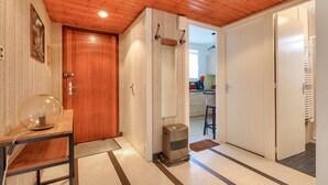 A hallway with a wooden ceiling, a wooden door, a small table with a glass object, and a trash bin. - House for 5 - 300m from Tanchet beach (Les Sables-d´Olonne)