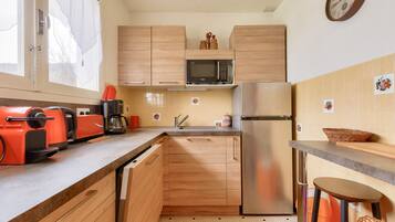 Réfrigérateur, micro-ondes, four, lave-vaisselle