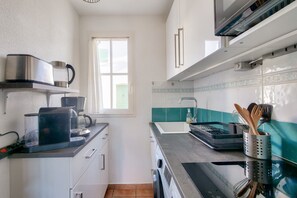 Kjøleskap, mikrobølgeovn, oppvaskmaskin og kaffetrakter/tekoker