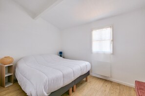 2 bedrooms, iron/ironing board, free WiFi - Stay for 4 with swimming pool, near thermal baths (Ars-en-Ré)