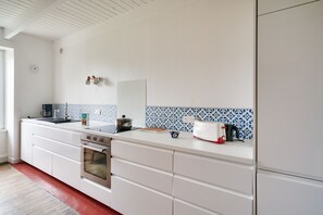 冷蔵庫、電子レンジ、オーブン、食器洗い機