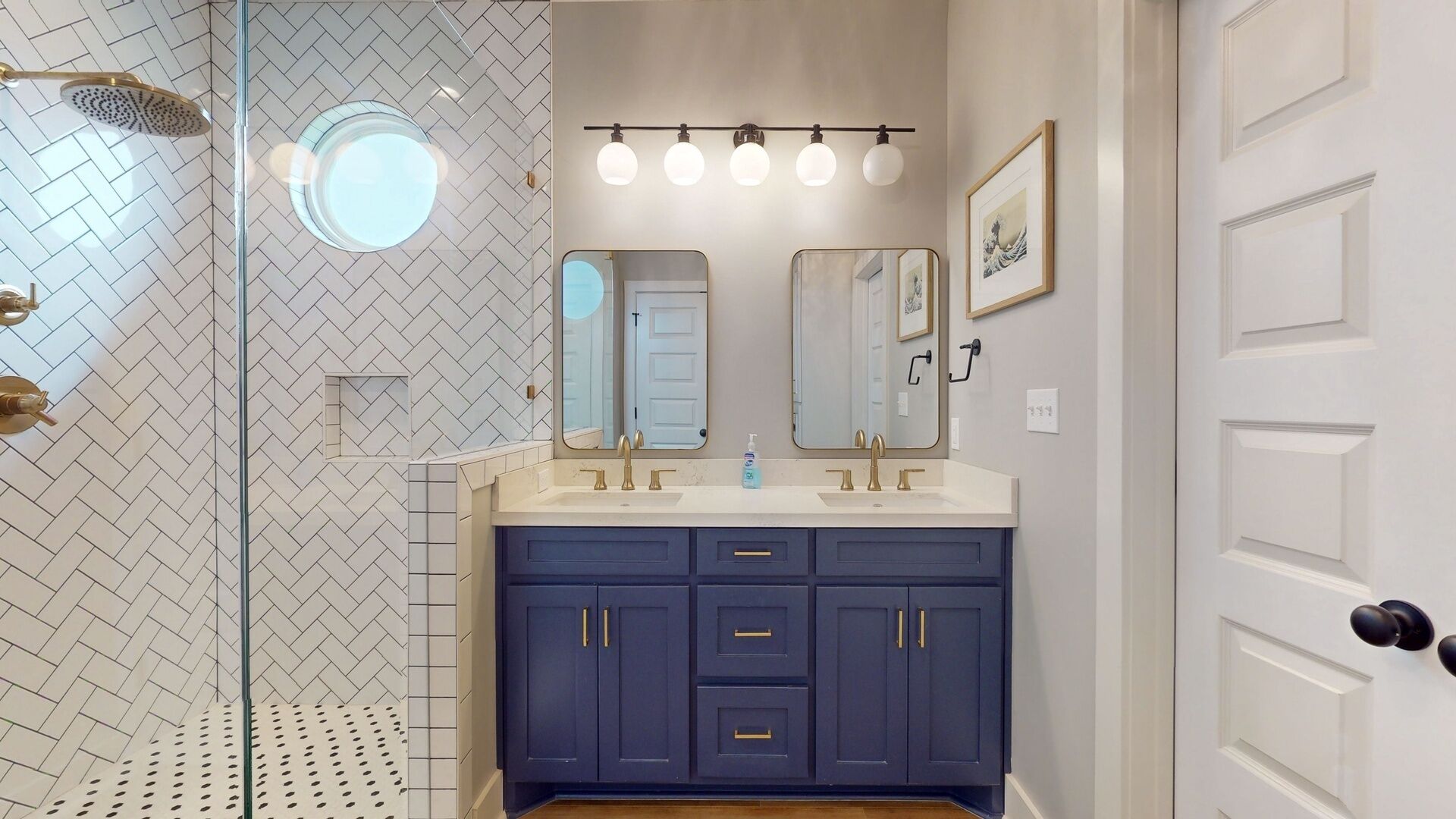 Une salle de bain avec une douche, deux lavabos et un grand miroir.