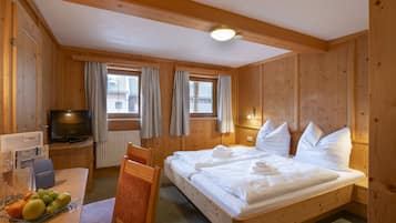 Hypo-allergenic bedding, desk, free WiFi, bed sheets