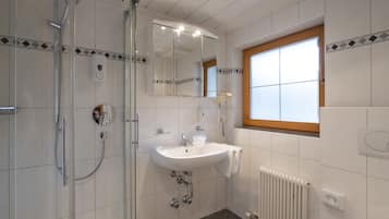 Standard-Doppelzimmer | Allergikerbettwaren, Schreibtisch, kostenloses WLAN, Bettwäsche