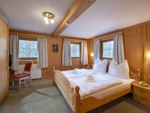 Hypo-allergenic bedding, desk, free WiFi, bed sheets