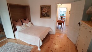 1 habitación, caja de seguridad en la habitación y escritorio 