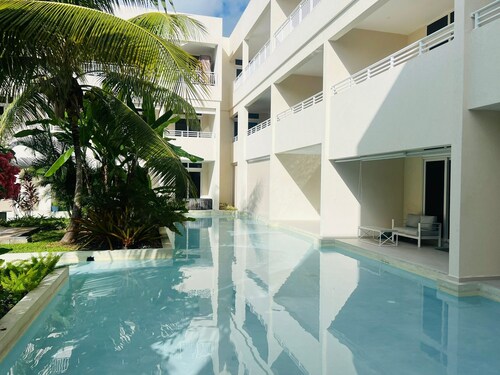 Modern 1 BR KING Bed with Pool NR Beaches
