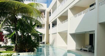 Modern 1 BR KING Bed with Pool NR Beaches