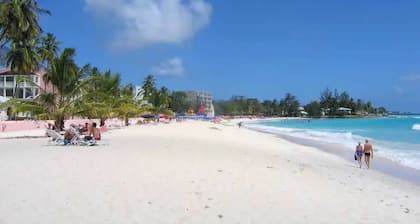 Modern 1 BR KING Bed with Pool NR Beaches