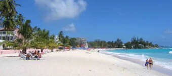 Modern 1 BR KING Bed with Pool NR Beaches