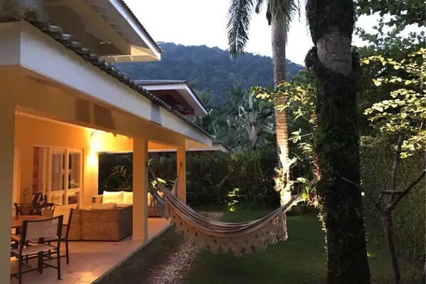 المنطقة المحيطة بالمنشأة