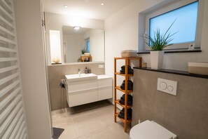 Shower, hair dryer, towels, soap - NEU Luxuswohnung in Waldrandlage Nähe Köln Messe! (Leverkusen)