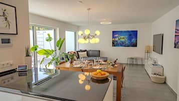 Een smart-tv en een stereo