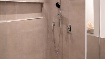 Dusche, Haartrockner, Handtücher, Seife