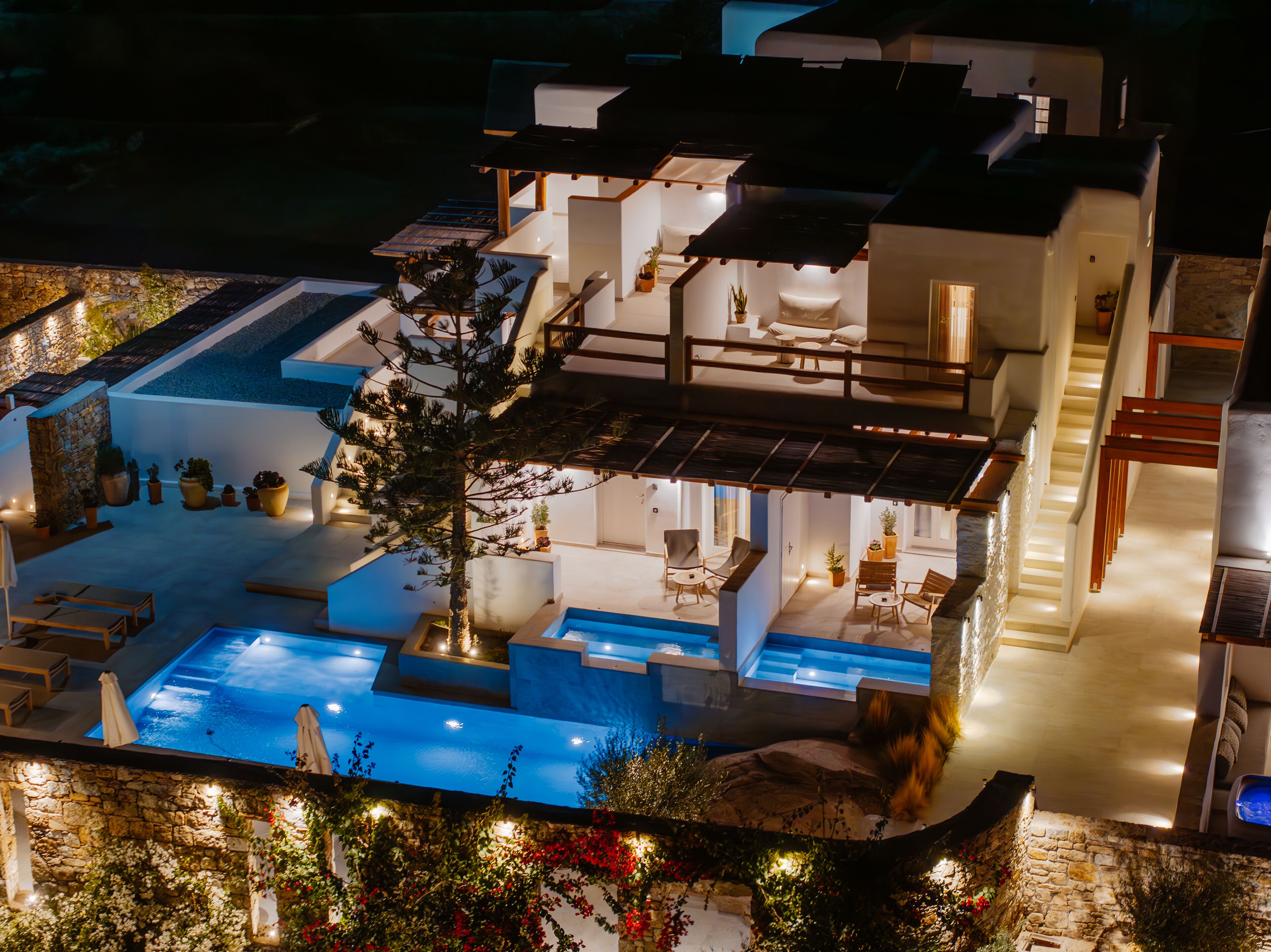 住宿正面 - 傍晚/夜晚