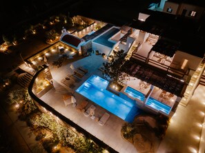 Bagian depan properti - sore/malam
