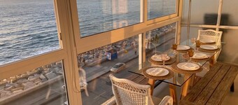 Avenida Perú facing the sea, remodeled with parking, for 8 people.
