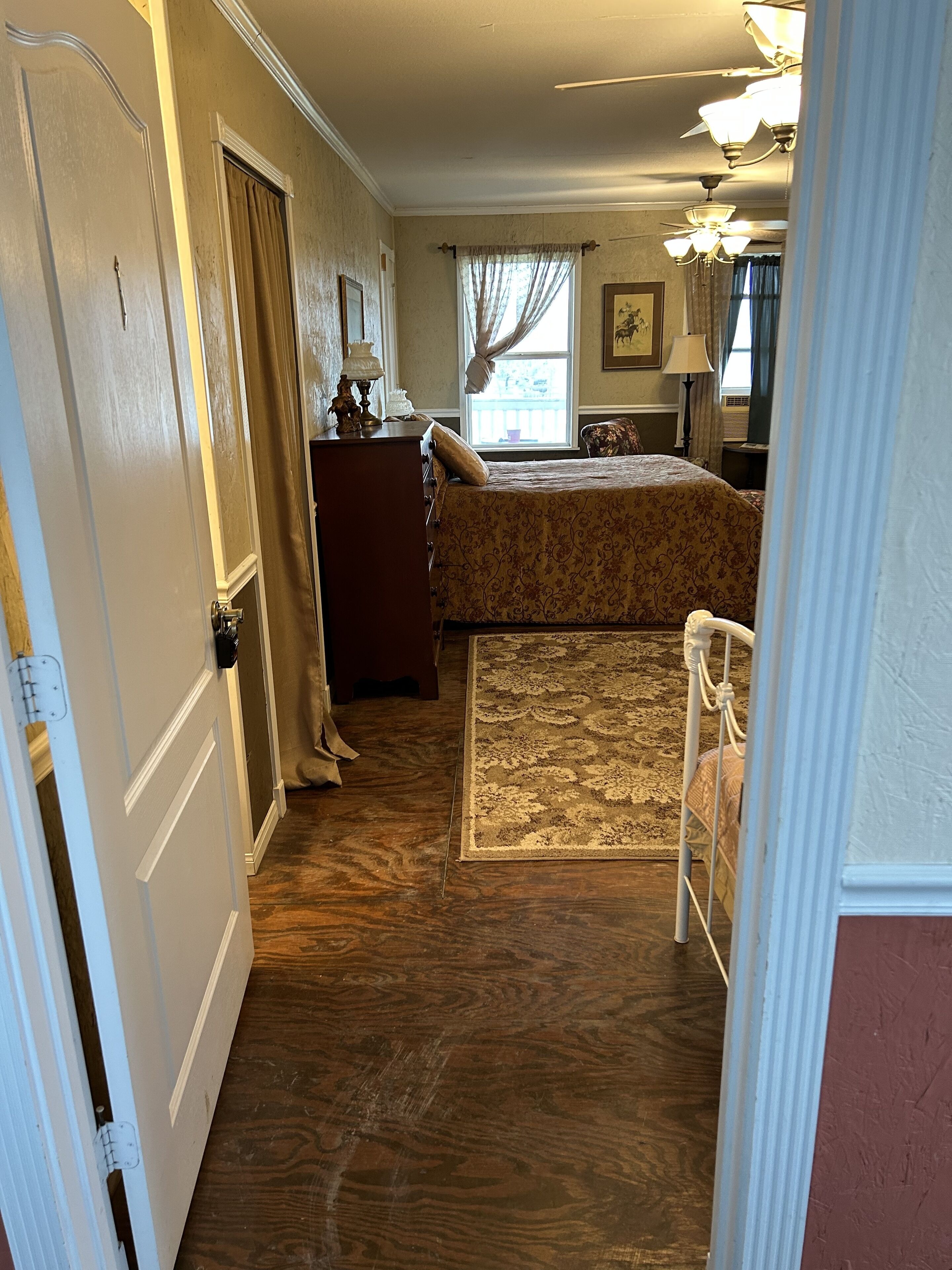 1 chambre, fer et planche à repasser, draps fournis