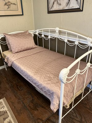 1 makuuhuone, silitysrauta/-lauta, vuodevaatteet