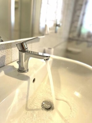 Deluxe Triple Room | Bathroom | Free toiletries, hair dryer - La Cycas (San Vito Lo Capo)