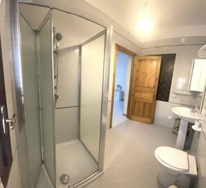 Deluxe Triple Room | Bathroom