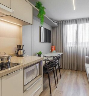 Réfrigérateur, micro-ondes, batterie de cuisine, vaisselle et ustensiles