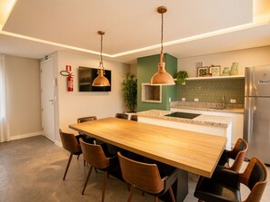 Mikrobølgeovn og kjøkkenutstyr