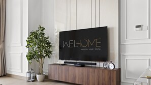 Deluxe Apartment | Living area | 55-inch Smart TV with cable channels, Netflix, streaming services - WelHome - Mesmerizing Sea & Burj Khalifa Views Apt at La Voile (Dubai)