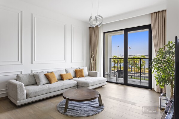 Leilighet – deluxe | Oppholdsområde | En 55-tommers smart-TV med kabel-kanaler samt Netflix