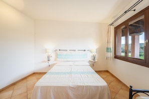 1 quarto, ferros/tábuas de passar roupa, berços (sobretaxa)