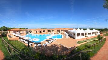 Hồ bơi ngoài trời phục vụ theo mùa