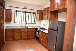 Private kitchen - A quiet and decent home in ArushaPerfect gateway for families and friends (Arusha)