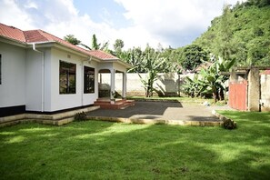 Property grounds - A quiet and decent home in ArushaPerfect gateway for families and friends (Arusha)
