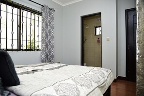 4 bedrooms, iron/ironing board, WiFi, bed sheets - A quiet and decent home in ArushaPerfect gateway for families and friends (Arusha)