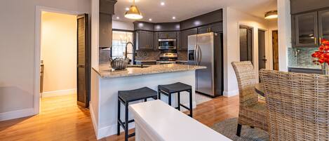 Frigorífico, microondas, horno y placa de cocina