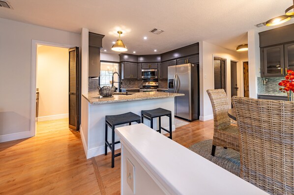 Refrigerador, microondas, horno y parrilla de estufa