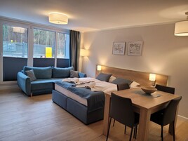 Comfort Apartment, Multiple Beds, Balcony 2 | Roupas de cama antialérgicas, cofres nos quartos