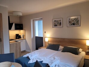 Basic Apartment 4 | 低刺激性寝具、セーフティボックス (室内)、客室ごとに異なる装飾、客室ごとに異なるインテリア