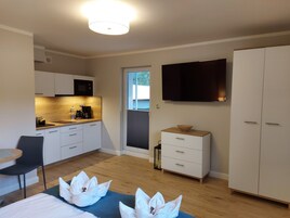 Classic Apartment, Balcony 7 | Allergiatestatut vuodevaatteet, tallelokero huoneessa