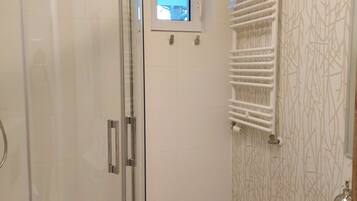 Comfort Apartment, Multiple Beds, Balcony 5 | Badkamer | Designer toiletartikelen, een haardroger, badjassen, pantoffels
