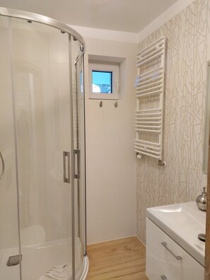 Comfort Apartment, Multiple Beds, Balcony 5 | ห้องน้ำ | ของใช้ในห้องน้ำระดับพรี  เมียม, ไดร์เป่าผม, เสื้อคลุมอาบน้ำ