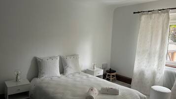 5 quartos, ferros/tĂĄbuas de passar roupa, Wi-Fi de cortesia