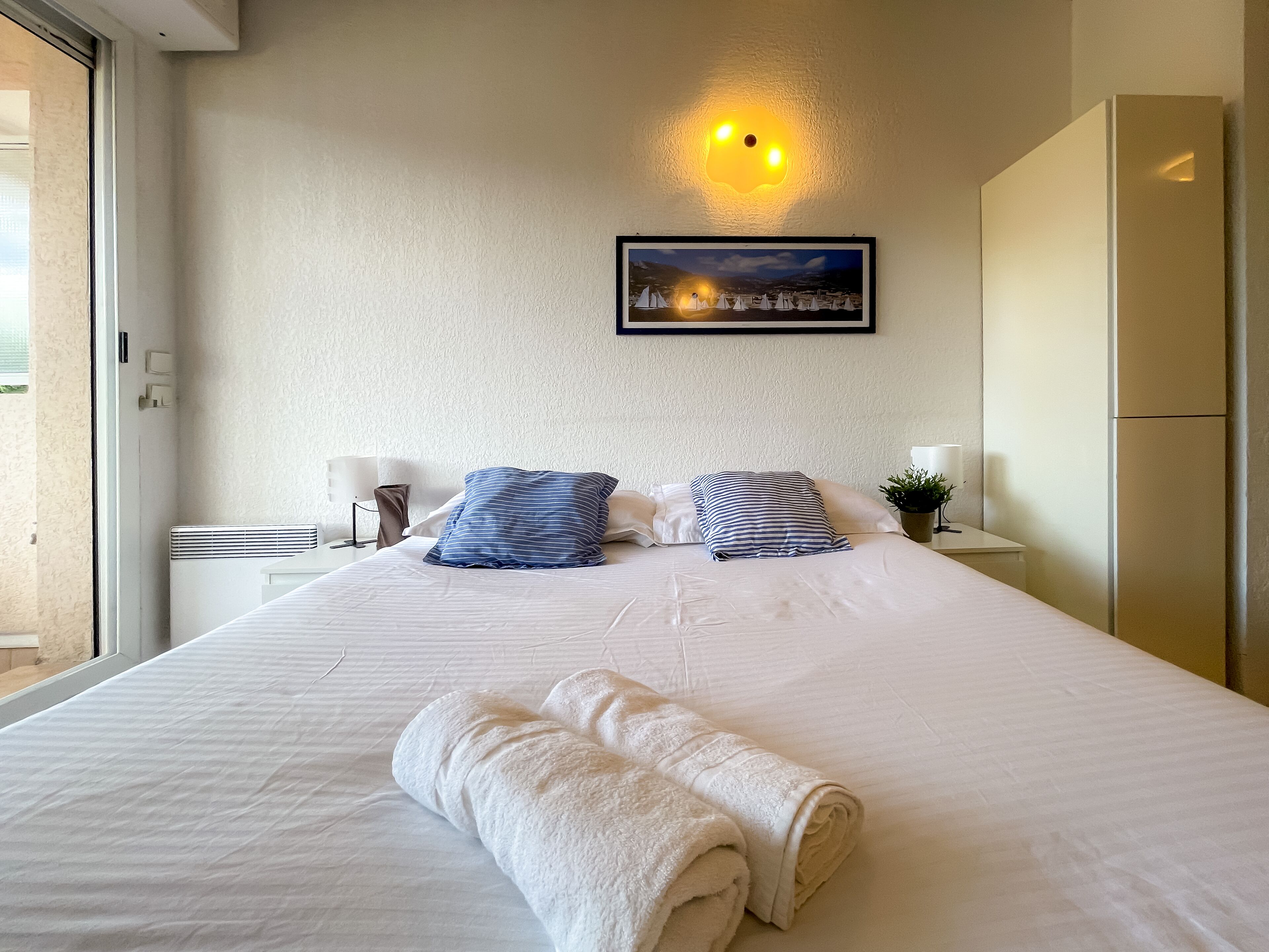 1 غرفة نوم ومكواة/لوح كي وواي فاي وملاءات أسرّة