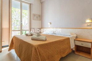 Classic Triple Room | Desk, laptop workspace, free WiFi - hotel paradiso (Rimini)