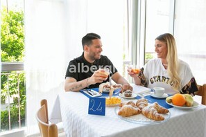 每日供应自助式早餐（每人 EUR 6）