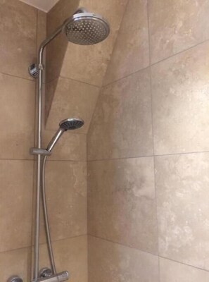 Shower, hair dryer, towels, soap - Charmant T2 Paris Centre Châtelet Le Marais (Paris)