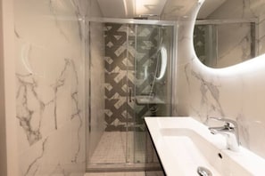 Douche, sèche-cheveux, serviettes fournies, savon
