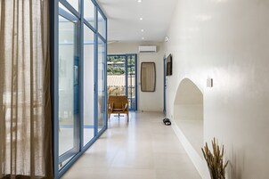 奢华套房, 部分海景 | 1 多间卧室、办公桌、笔记本电脑工作区、隔音