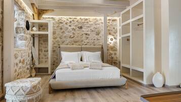 Deluxe Suite, Sea View | 1 bedroom, desk, laptop workspace, soundproofing